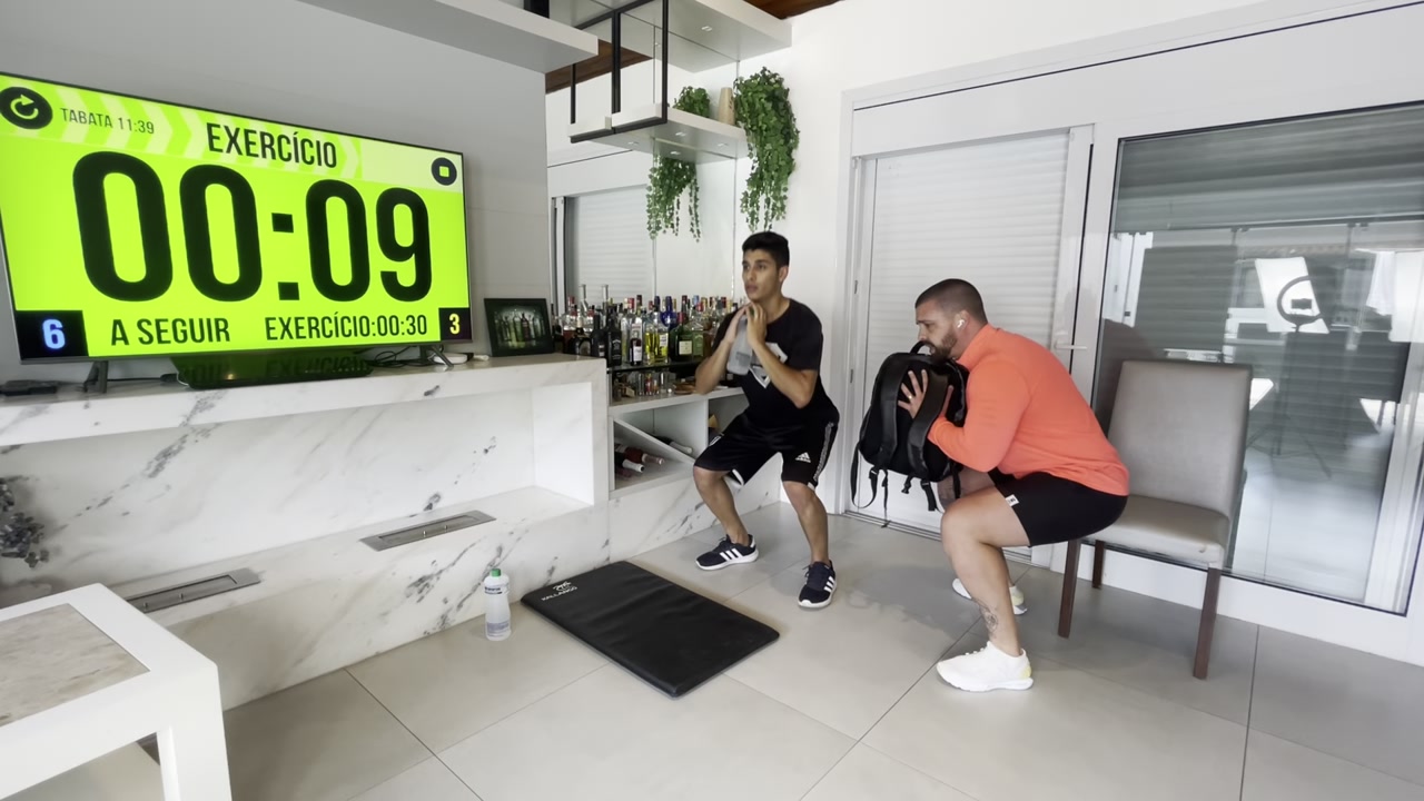 Exercício mostrado em versão iniciante e avançada